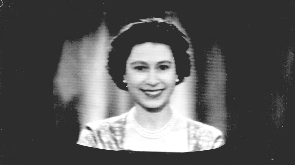 Королева Елизавета II произносит рождественскую речь в Букингемском дворце 25 декабря 1957 года. Фото: Pool/Anwar Hussein Collection/WireImage/Getty Images