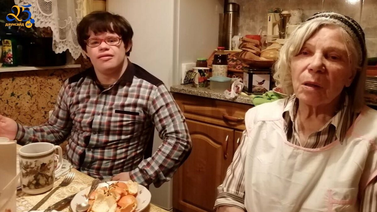 Игорь Лапушкин с бабушкой Надеждой Семеновной