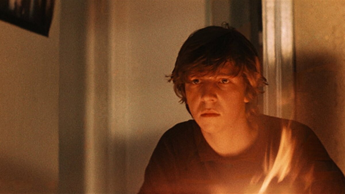 Взгляд героя внимательный и участливый.