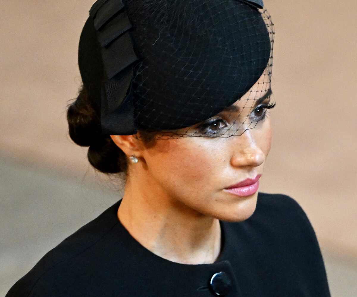     «Я сделала очень глубокий реверанс»: Меган Маркл почтила королеву, вспомнив их первую встречу