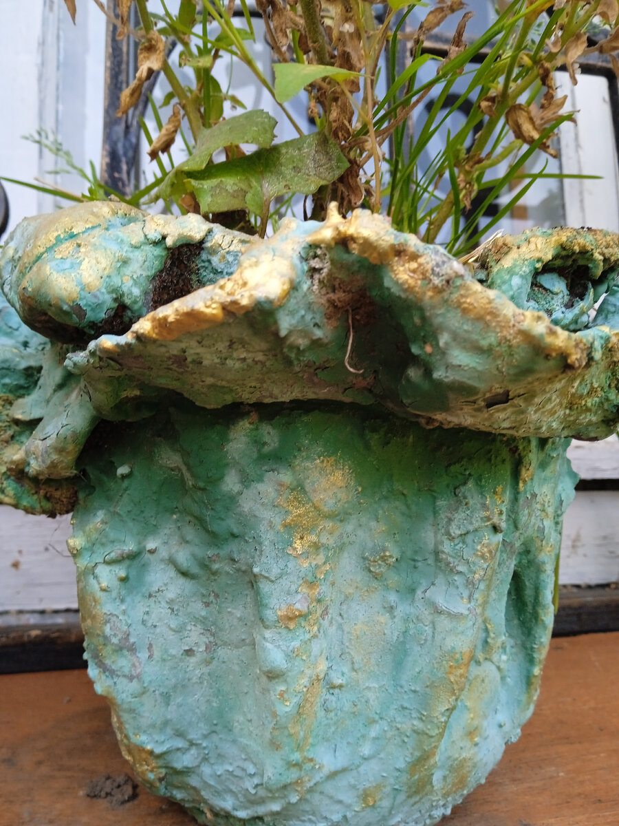 Ёмкость примерно 3-4 литра. 