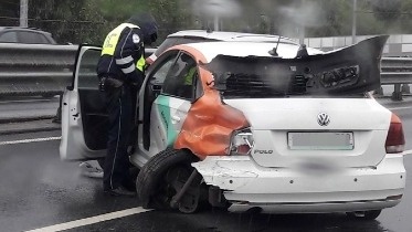     В Казани местный житель за рулем арендованного автомобиля не справился с управлением и врезался в ограждение. Об этом рассказали очевидцы в социальных сетях.