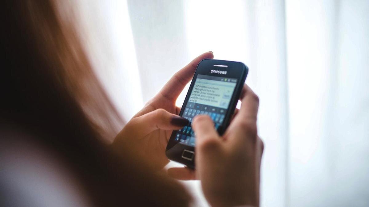    Девушка набирает сообщение на экране смартфона:pxhere.com