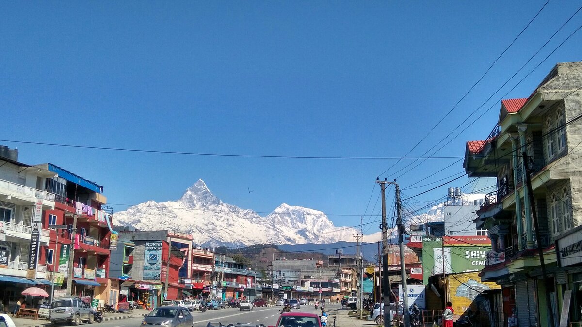 Вид на вершину Марди Химал из Покхары в ясную погоду. Март 2019.