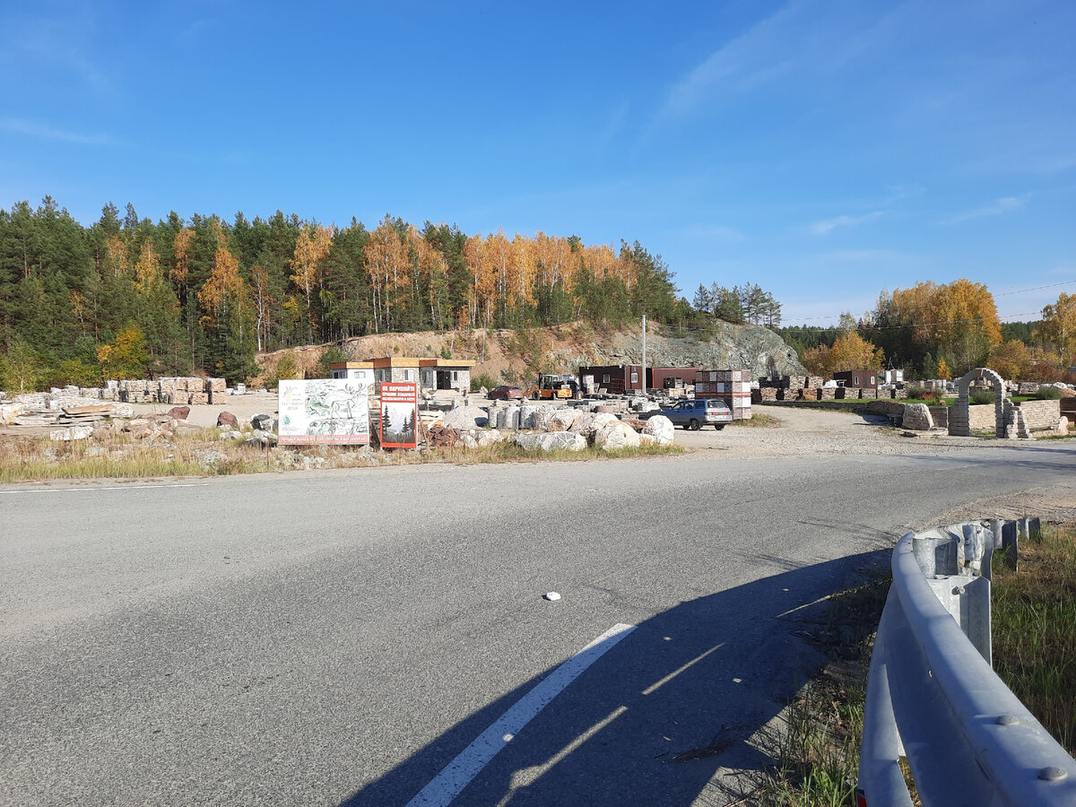 Въезд на улицу 44 квартал со стороны Режевского тракта (правый поворот, если ехать из Екатеринбурга).