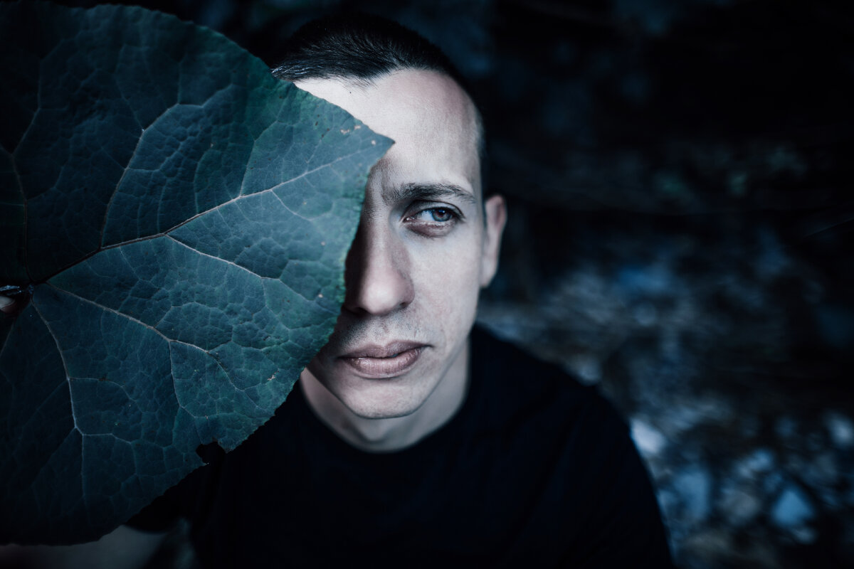 Спонтанное фото Паши с лопухом. 