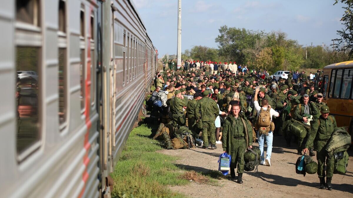    Мужчины, призванные на военную службу в ходе частичной мобилизации и прошедшие одиночную огневую подготовку на полигоне в Волгоградской области© РИА Новости / Кирилл Брага