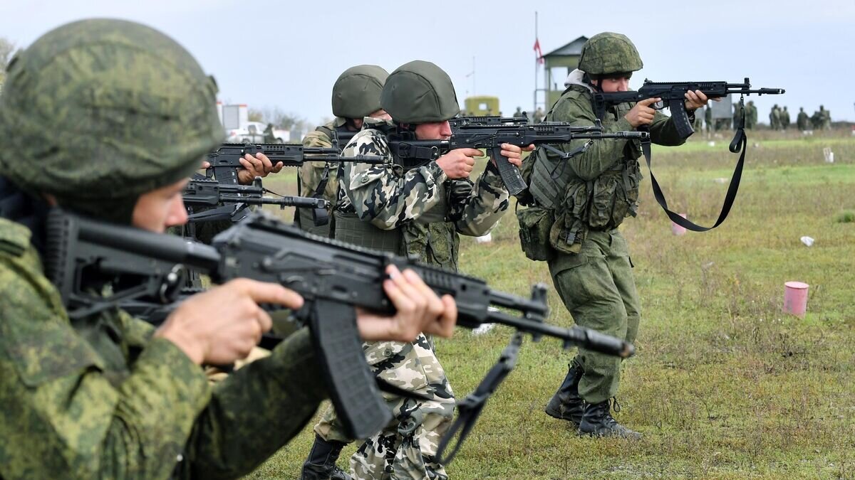    Мужчины, призванный на военную службу в ходе частичной мобилизации, проходят подготовку на полигоне в Донецкой народной республике© РИА Новости