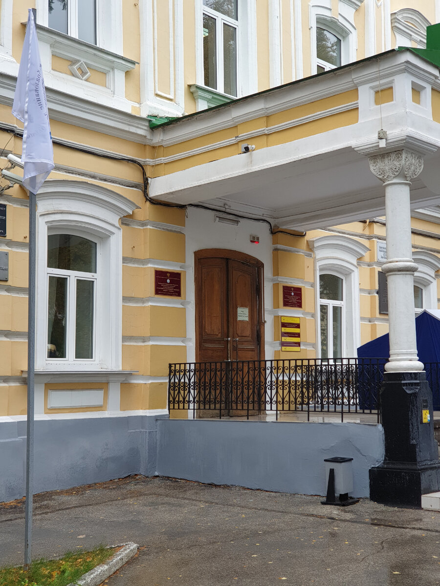 Крыльцо главного корпуса Университета