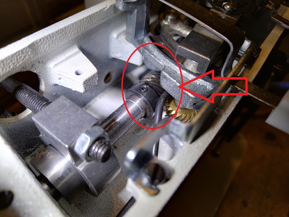 Рис. 2 Червячная передача, которую нужно подстраивать, чтобы настроить правильное перемещение иглы во время зигзага.