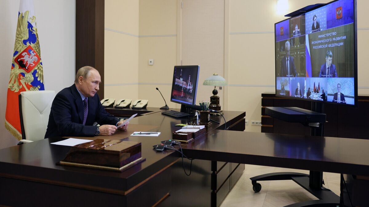    Президент РФ Владимир Путин проводит в режиме видеоконференции совещание по экономическим вопросам© РИА Новости / Гавриил Григоров