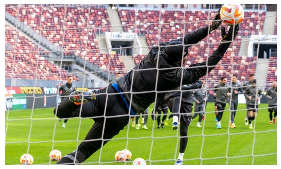    «Торпедо» с главным тренером Андреем Талалаевым готовится к матчу с «Уралом». Фото: соцсети ФК «Торпедо»