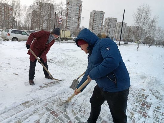     Снег с улиц Благовещенска продолжают убирать студенты ФОТО: мэрия Благовещенска