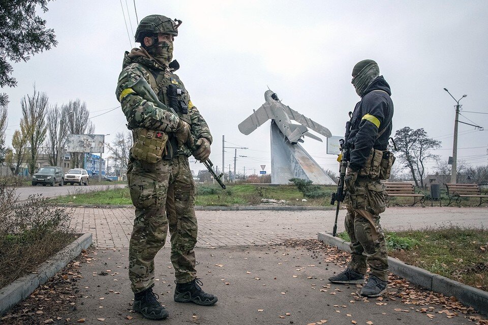     Военнослужащие ВСУ в Артемовске.  REUTERS