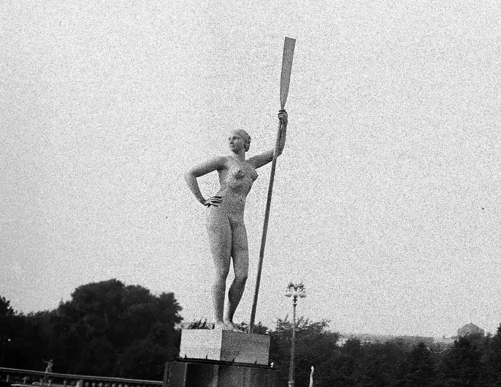 Девушка с веслом скульптура Ивана Шадра. На скульптуре изображена Вера Волошина.