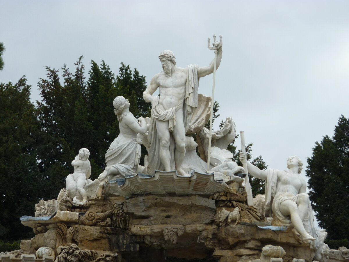 Фрагмент фонтана в замке Шенбрунн, Вена. Из личного архива