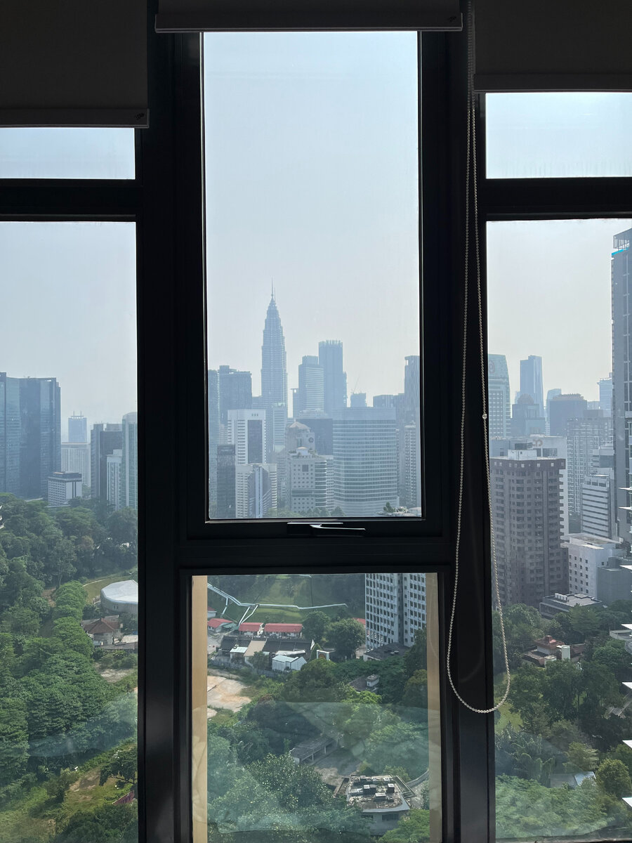 Начнём с того, что я огромный фанат skyscrapers, roof top bars, infinity pools: все то, что кричит о модерне и удобстве, дайте да побольше !!!