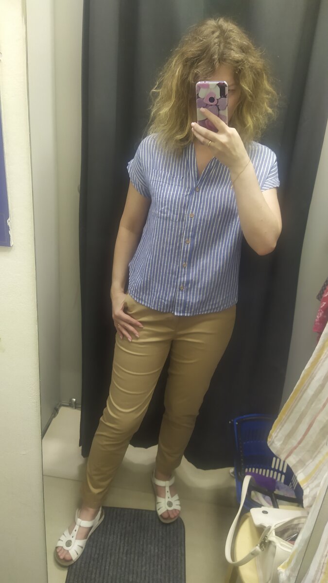 Брюки GAP и рубашка Springfield.