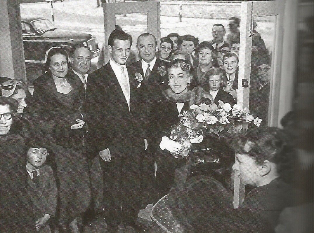 1955 год. Брайан с родителями на открытия семейного магазина 