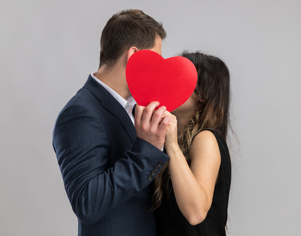 <a href="https://ru.freepik.com/free-photo/young-beautiful-couple-man-and-woman-kissing-behind-red-heart-happy-in-love-celebrating-valentine-s-day_15448387.htm#query=%D0%B2%D0%BB%D1%8E%D0%B1%D0%BB%D0%B5%D0%BD%D0%BD%D0%B0%D1%8F%20%D0%BF%D0%B0%D1%80%D0%B0&position=13&from_view=search&track=ais">Изображение от stockking</a> на Freepik