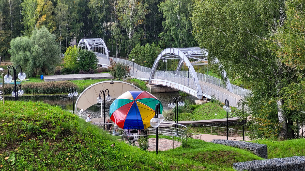 Вид из парка на противоположный берег