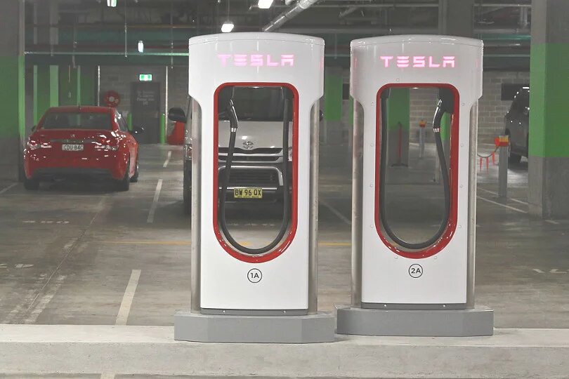 Электрическая автомобильная зарядная станция Tesla на автостоянке в Star Casino в Пирмонте 14 апреля 2015 года в Сиднее, Австралия. 