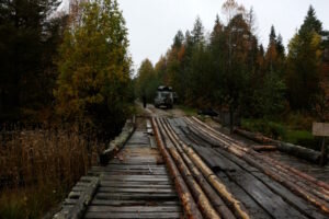 Едем  по маршруту Беломорск - Маслозеро, но в душе ощущение родины приходит  полно только тогда, когда переезжаем деревянный мост через реку Шую.  Здесь, у реки, делаем первую остановку. Давно повелось так, и на моей  памяти без короткой стоянки у реки Шуя не было поездки в село.  Мост через Шую.