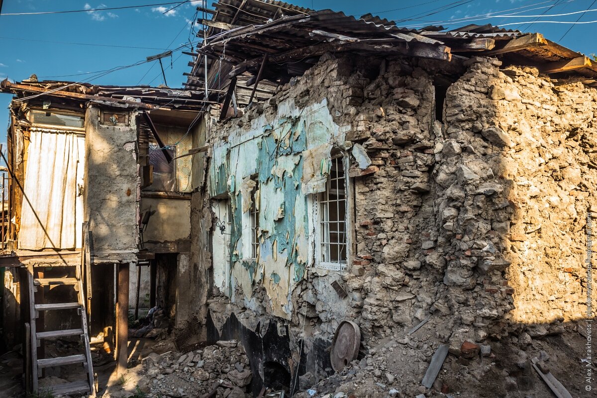 Стоят богатый дом и бедный они горят. Армения трущобы. Армения трущобы Еревана. Трущобы Тбилиси. Бедные дома.