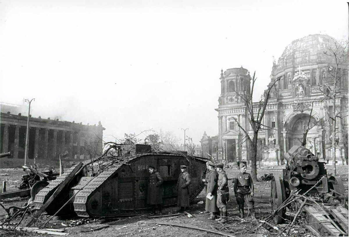 Берлин май. Английский танк оборона Берлина. Поверженный Берлин 1945.