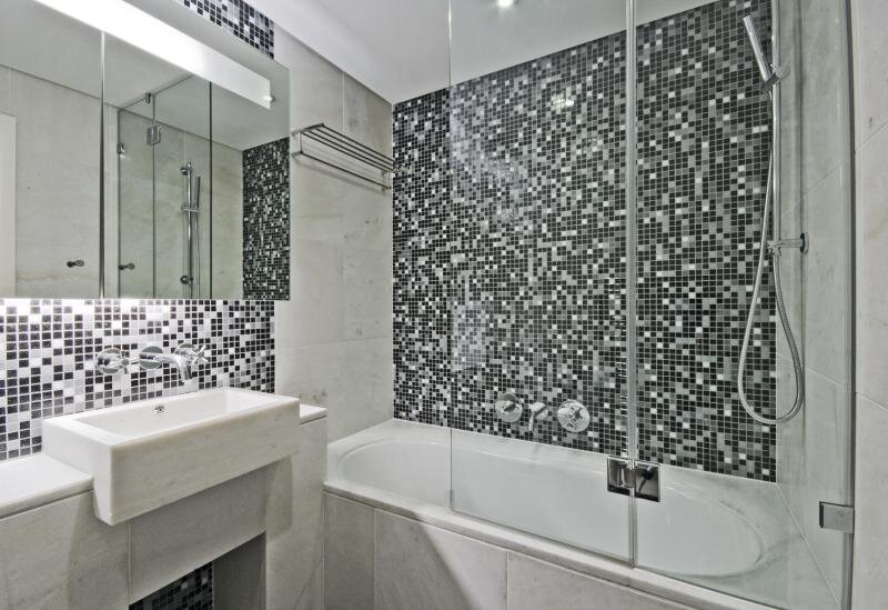 Мозаика в интерьере ванной: плюсы и минусы