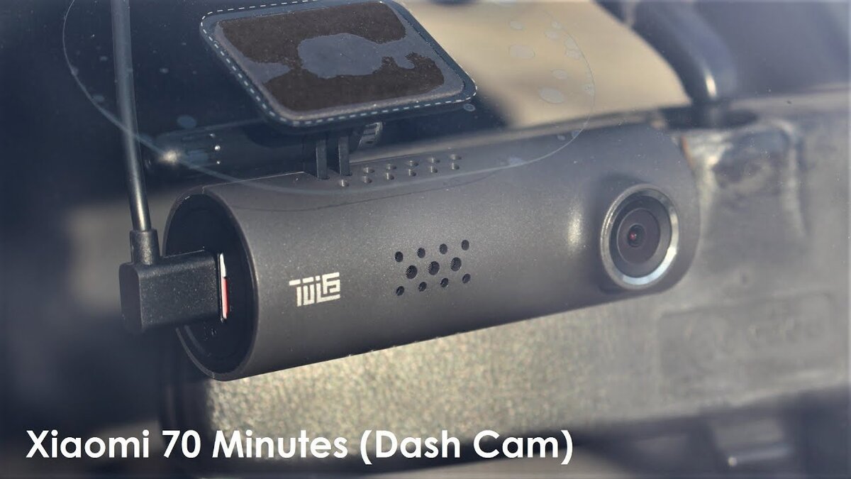 Модель крайне компактная и легко помещается за салонное зеркало