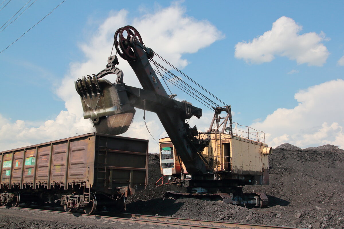 Грузят уголь. Уголь в кузове. Руда в вагонах. Разгрузка вагонов с углем. Груженный углем.