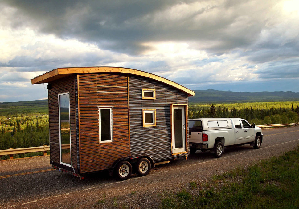 Дом для жилья. Автодом tiny House. Кемпер прицеп tiny House. Тини Хаус на колесах. Автодом избушка.