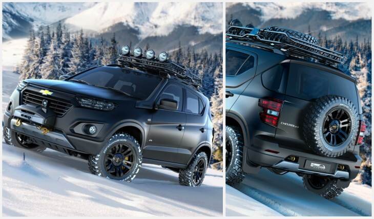  Интерьер Chevrolet Niva 2017-2018 
Салонное пространство 2 поколения спроектировано ещё в 2014 году. Тогда многие эксперты, увидев фото автомобиля, отметили, что её интерьер напоминает другие модели – Chevrolet Aveo T300 и Cruze. Действительно, между ними можно найти немало общего:

Абсолютно одинаковое 3-спицевое рулёвое колёсо
Идентичная центральная консоль
Голубая подсветка приборной панели
Аналогичные переключатели поворотов и дворников
Форма и дизайн дефлекторов отопителя и мн. др.
Автомобиль должен получить больше глянцевых элементов в отделке. Обновится и «приборка», которая станет больше и информативнее, чем у других моделей с «крестом». На центральном тоннеле появится несколько дополнительных отсеков для хранения мелочей.

Важная деталь – более комфортные сидения с усиленной боковой поддержкой и улучшенными материалами отделки и набивки. Передние кресла оборудуют дополнительными регулировками. Если верить информации, что модель станет длиннее, то можно рассчитывать на увеличение пространства салона, особенно места для ног задних пассажиров.

Мягкого пластика ждать не стоит. В силу ограниченности бюджета материалы будут жёсткими и не самыми практичными. Зато уже в базовое оснащение кроссовера войдут полезные опции:

Кондиционер
Бортовой компьютер с дисплеем
Противотуманные фонари
Иммобилайзер
Усилитель руля
Передние стеклоподъёмники
Навигационная система и мн. др.
Chevrolet Niva 2018 проекции