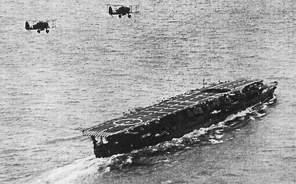 Aichi D1A над палубой авианосца