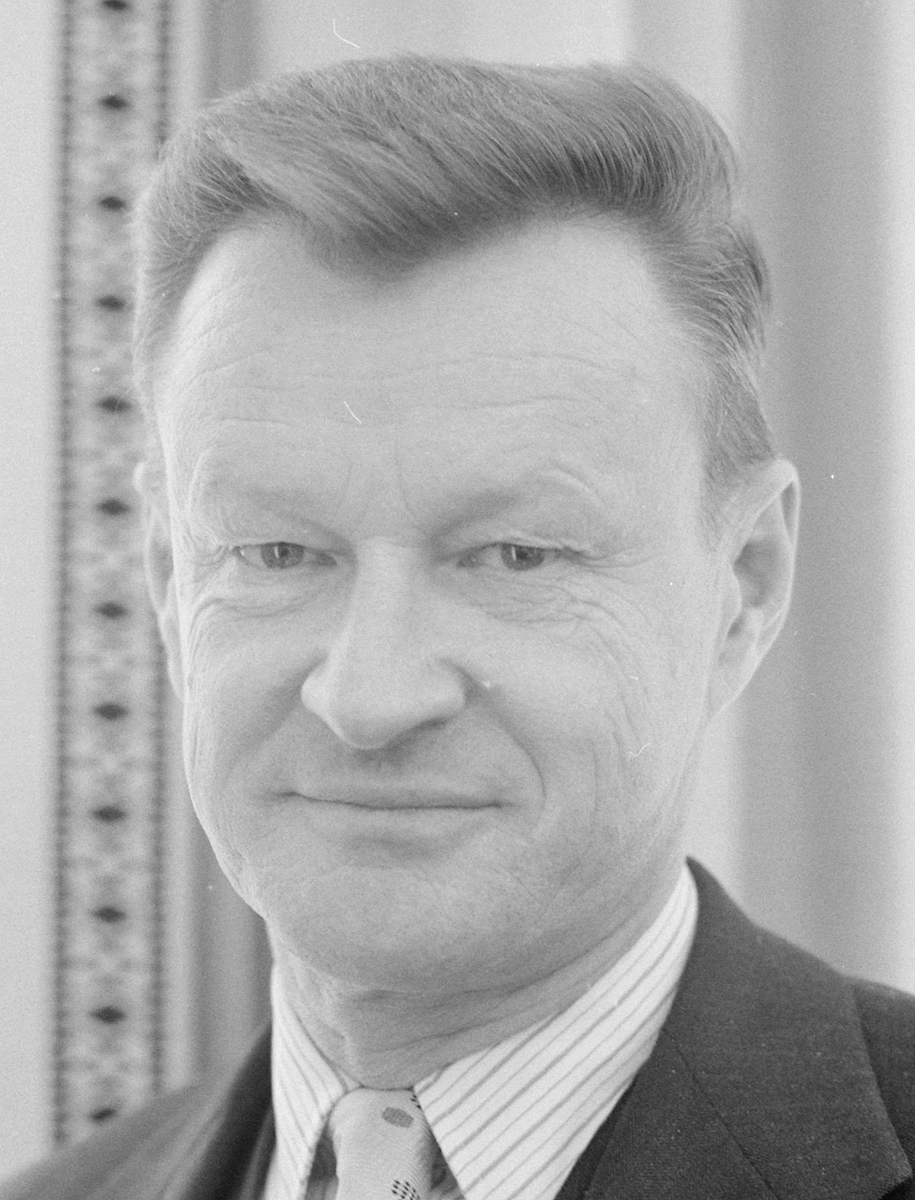 Збигнев "Старый Пшек" Бжезинский. При Картере занимал пост советника по национальной безопасности, один из основных идеологов позднего этапа Холодной войны. Лютый вражина, но не может не вызывать уважения.