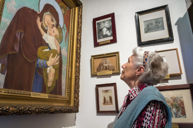 пенсионеры в музее. пенсионеры в музее. бесплатные музеи для пенсионеров в спб. пожилые люди в музее. бесплатные музеи для пенсионеров в спб.