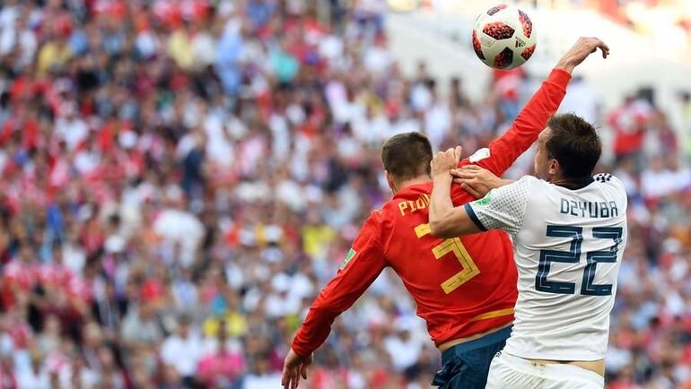 В борьбе с ДЗЮБОЙ (22) ПИКЕ отбивает рукой.