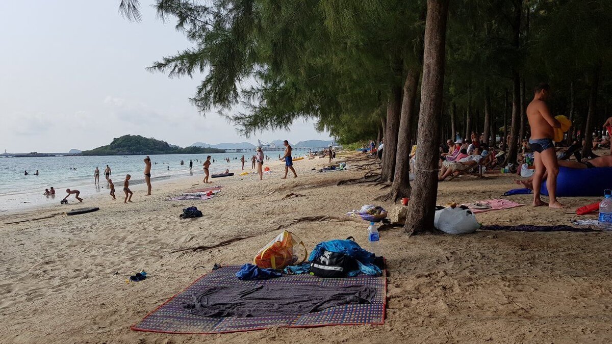 Пляж танцующей девушки Паттайя, находится в ведении военно-морских сил Таиланда, так же как и Сай Кео, а значит вход на территорию платный. И именно поэтому пляж носит название Военный пляж № 2, а местные еще называют его Саттахип, потому что расположен он рядом с Саттахипом.