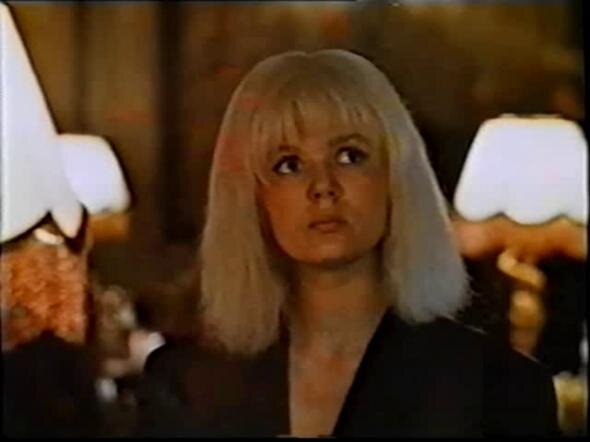 Кадр из фильма «Действуй, Маня!», 1991 год, кинокомпания «Ленфильм»
