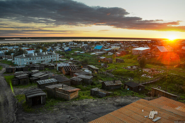 Выйдя из Новгорода и осев в далёких лесах ещё до церковного раскола, «усть-цилёма», как называют себя местные жители, остались старообрядцами. Но наособицу держатся они не только поэтому, а ещё и потому, что по-прежнему считают себя именно новгородцами в «глубоком тылу» республики, от столицы которой до села можно только самолётом долететь. Они сохраняют  древние книги, традиционные наряды, песни и даже диалект. «Только там на территории республики в слове ручей ставят ударение на первый слог. И я с удовольствием узнал, что у вас до сих пор коренные жители говорят так же», - свидетельствует один из организаторов экспедиции, главный редактор информагентства БНК Алексей Лазарев. Он знает, о чём говорит: Алексей сам - уроженец Усть-Цильмы.