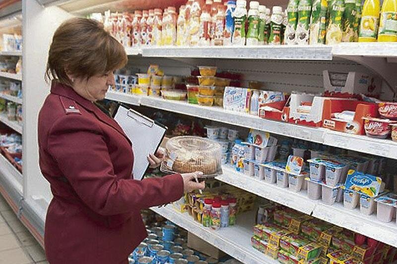 Обычное дело-проверяем сроки годности тортов. Ах, не в  магазинах их надо проверять...