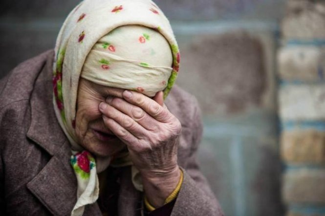 Депутаты хотят защитить пожилых людей от «черных маклеров», поэтому они опять подняли тему запрета на совершение сделок с недвижимостью гражданам старше 70 лет. Таким владельцам квартир нельзя будет продать или подарить свой дом или квартиру без разрешения органов опеки. Кроме того, в Госдуме рассматривают законопроект об обязательной продаже квартир, полученных в наследство в долях. Как быть с проживающими там людьми, депутаты почему-то не задумываются.
