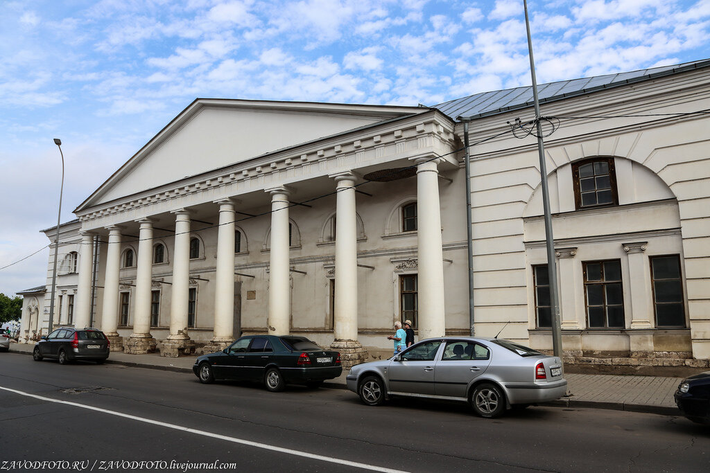 Рыбинск административные здания. Памятник бирже.