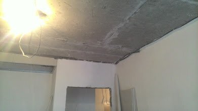 В последнее время очень большое количество квартир в новостройках сдается с предчистовой отделкой. В таких квартирах обычно заштукатурены и зашпаклеваны стены. Многие дизайнеры предлагают проекты с декоративной штукатуркой  или с покраской на стенах. И тут возникает большой вопрос: а как подготовить поверхности к нанесению декоративки. Такой вопрос возникает из-за того, что первые несколько лет происходит процесс усадки стен и на стыках монолита и блоков возникают трещины. И основная борьба происходит именно с такими усадочными трещинами. Попробую рассказать, как готовим стены мы.