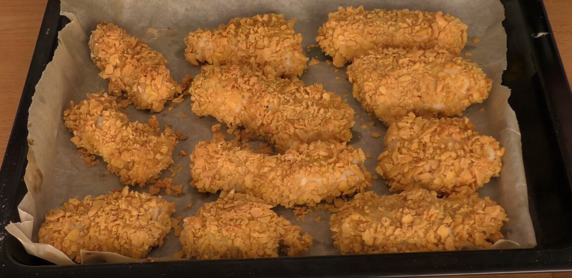 Домашние наггетсы рецепт в духовке. Куриное стрипсы филе KFC. Стрипсы KFC панировка. Куриные стрипсы в духовке.