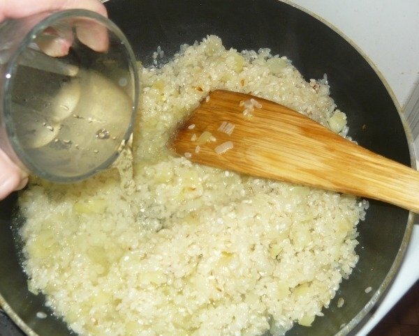 Рис с маслом рецепт. Рис на сковороде. Рис в сковородке. Рис на сковороде рассыпчатый. Вкусный рассыпчатый рис на гарнир на сковороде.