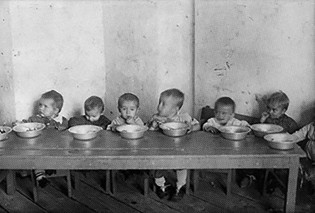 Дети заключенных Ягринлага за обедом (1946-1947 гг.) 