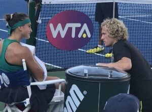 ВТА не ведёт подобной статистики, однако, кажется, никто так часто не призывает в паузах во время переходов своего наставника, как первая ракетка Беларуси. Причем неважно, диктуется это ситуацией в сете, или нет. Порой Соболенко прибегает к помощи Дмитрия Турсунова даже при выигрышном счёте. Чаще – ближе к концу сета, словно за неиспользованную возможность пообщаться на корте её соглашение с коучем предусматривает некий штраф.