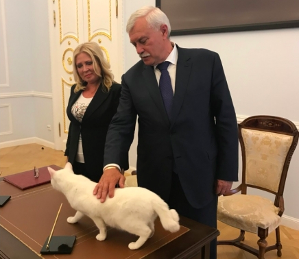 Кот Ахилл с губернатором Георгием Полтавченко. 